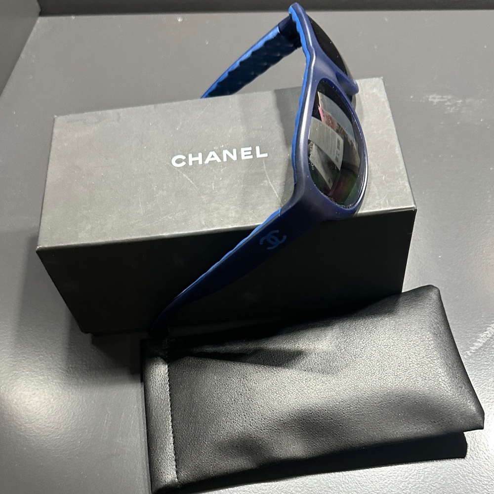 CHANEL Sunglasses in Navy Blue with Royal blue accents - Picture 3 of 8